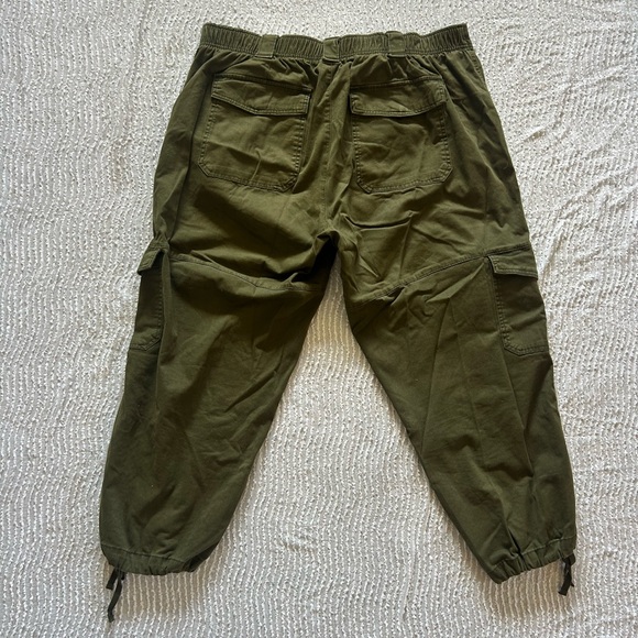 Old Navy Cargo Pants Size XL Stretchy Green Crop Capris Tapered Leg - Picture 3 of 10